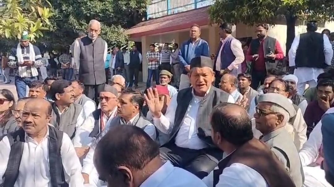 सांकेतिक धरना : पूर्व कांग्रेस मुख्यमंत्री हरीश रावत ने इंदिरा गांधी जयंती पर धामी सरकार को घेरा,