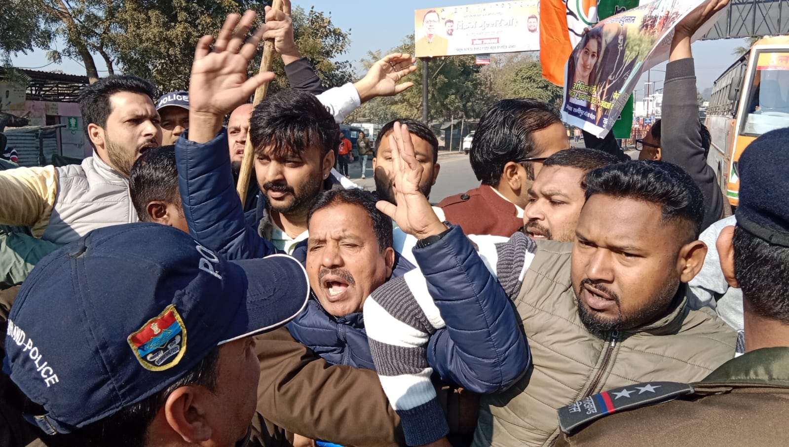 अमित शाह को काले झंडे दिखाने दौड़े कांग्रेस कार्यकर्ता, छीनाझपटी में उभरते युवा नेता का फटा कुर्ता, निकले आंसू