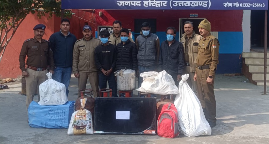 स्कूलों और आंगनबाड़ी केंद्रों में चोरी करने वाले गिरोह का पर्दाफाश, चार शातिर गिरफ्तार